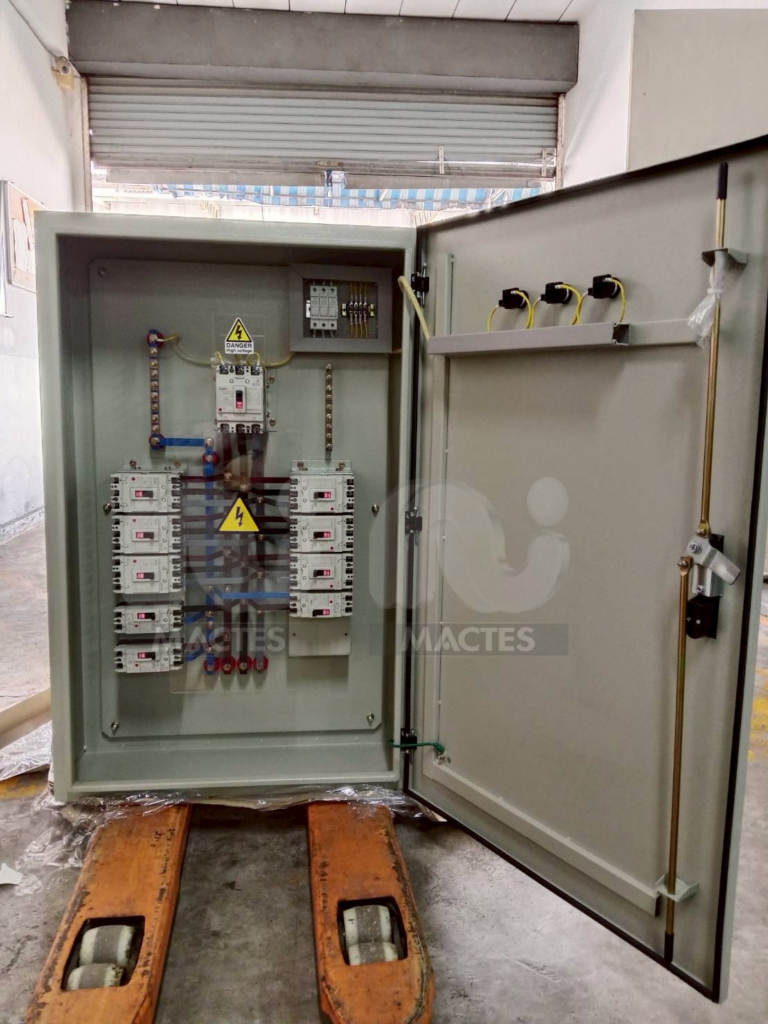 ภายในตู้ DB Panel พร้อมเบรกเกอร์
