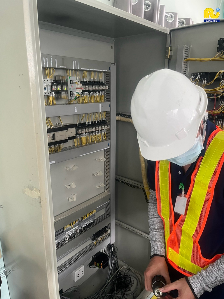 ทีมงานตรวจสอบ Wiring ภายในตู้ Control ระบบปั๊ม